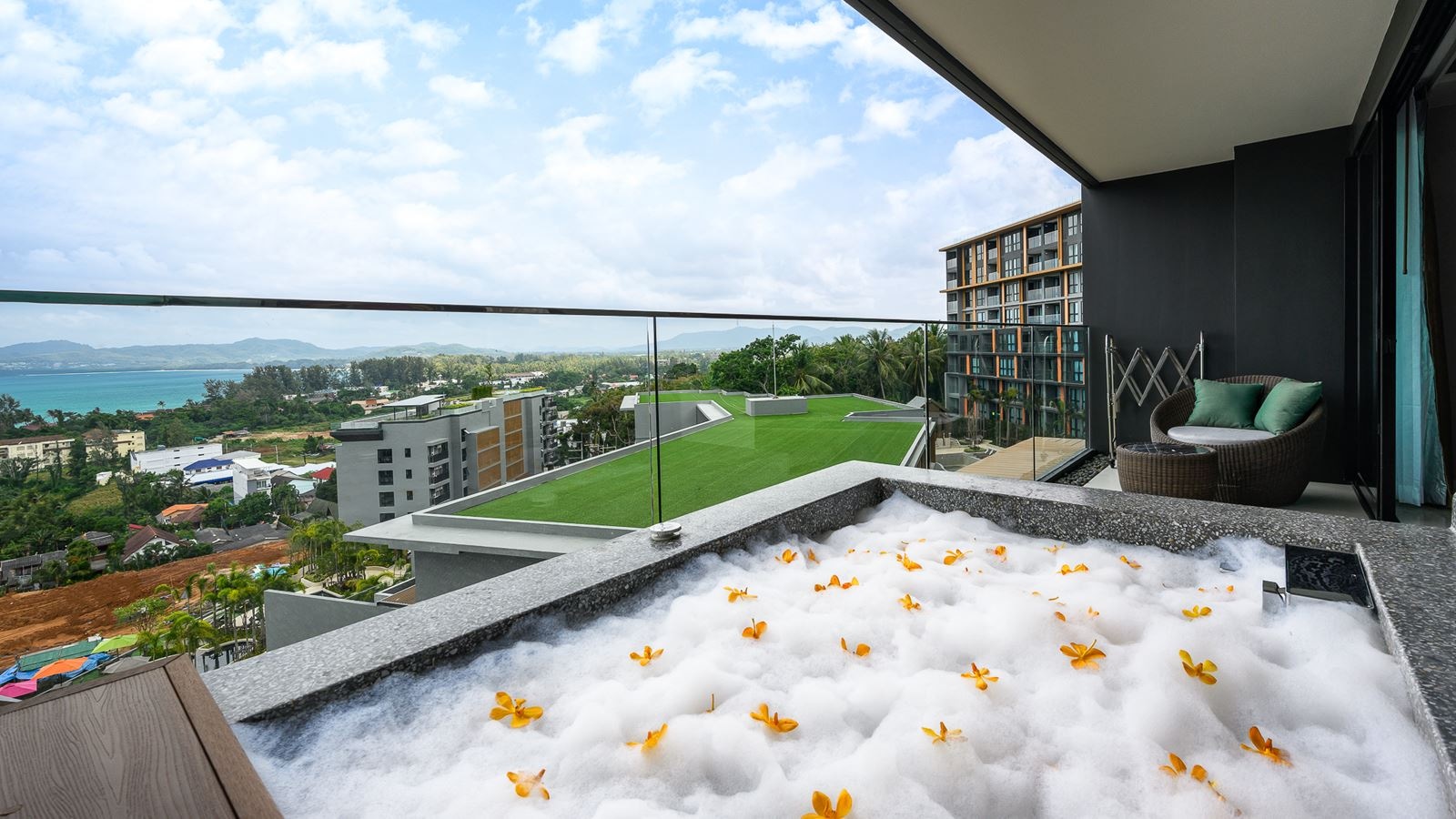 rooms-grande-3-bedroom-suite-ocean-view-with-jacuzzi