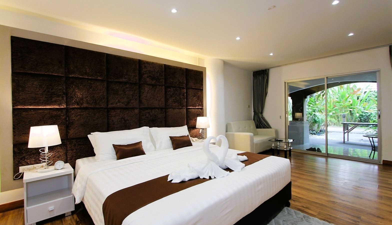 rooms-premier-pool-garden