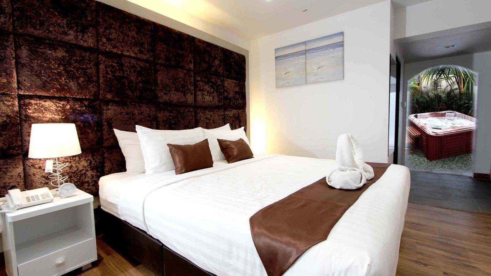 rooms-honeymoon-suite-with-jacuzzi