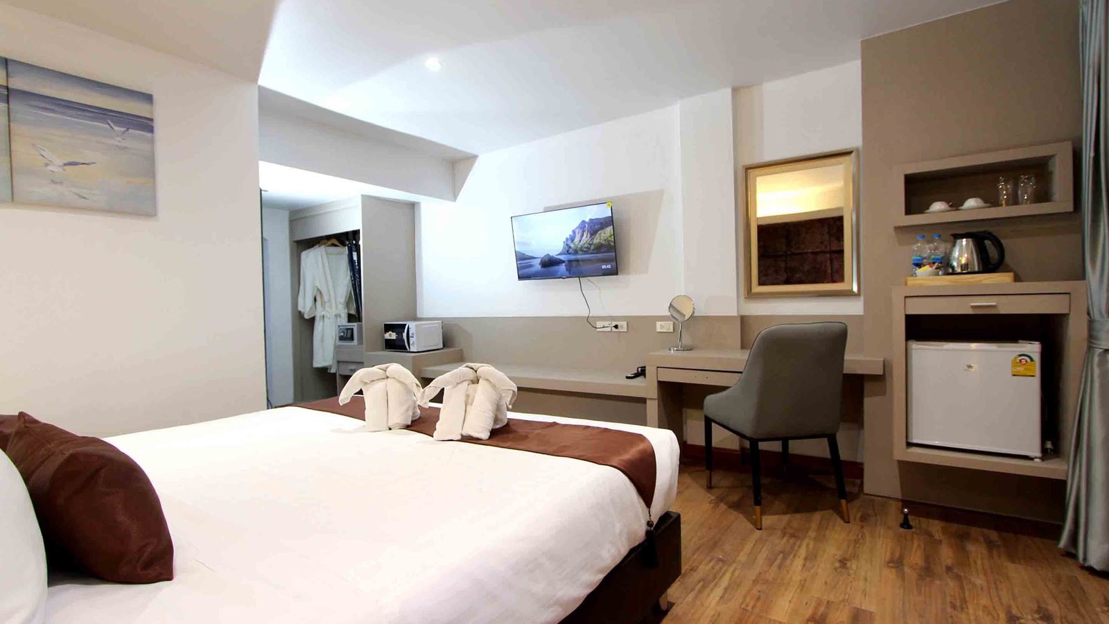 rooms-honeymoon-suite-with-jacuzzi