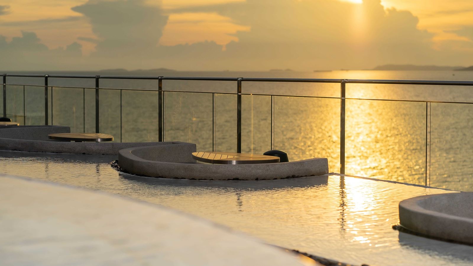 restaurants-the-rooftop-pool-bar