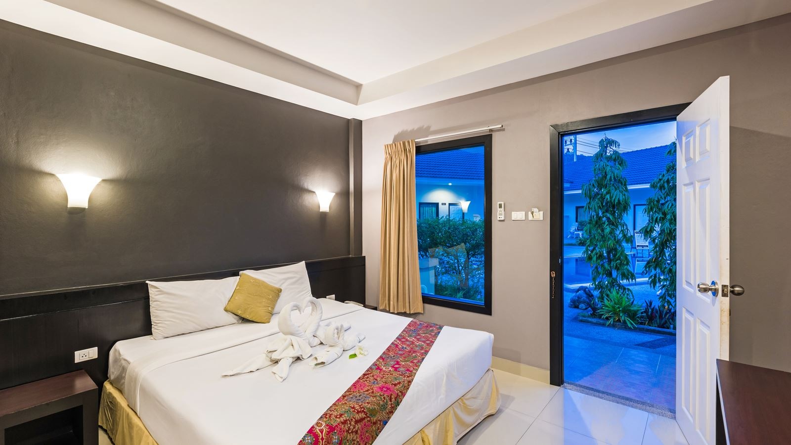 rooms-deluxe-bungalow