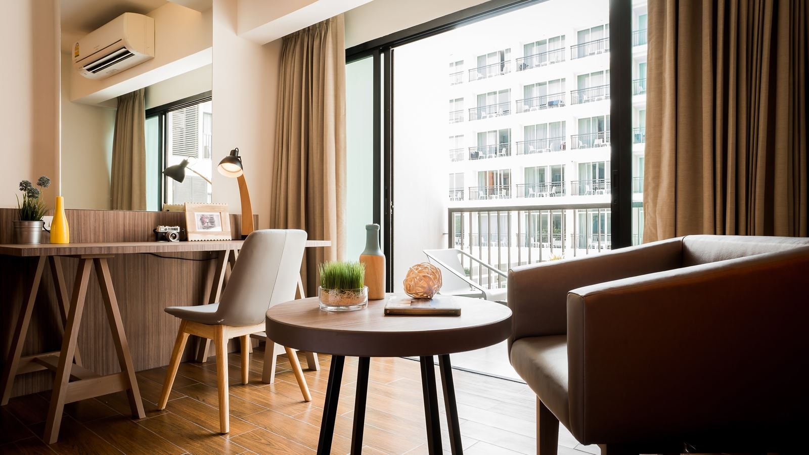 rooms-deluxe-pool-view