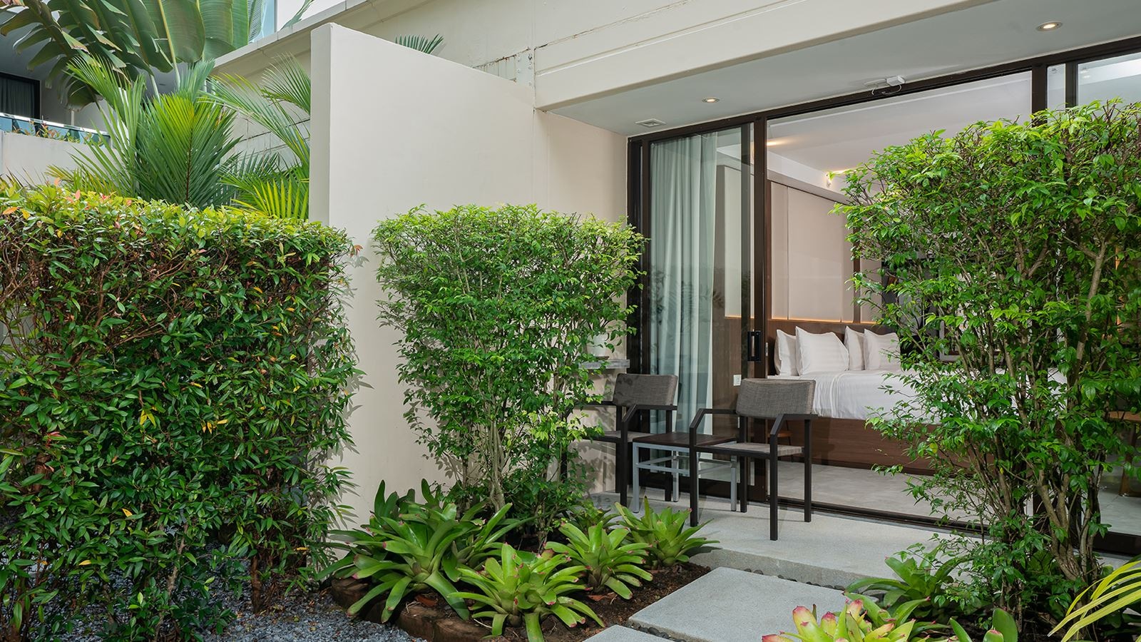 rooms-deluxe-garden-room