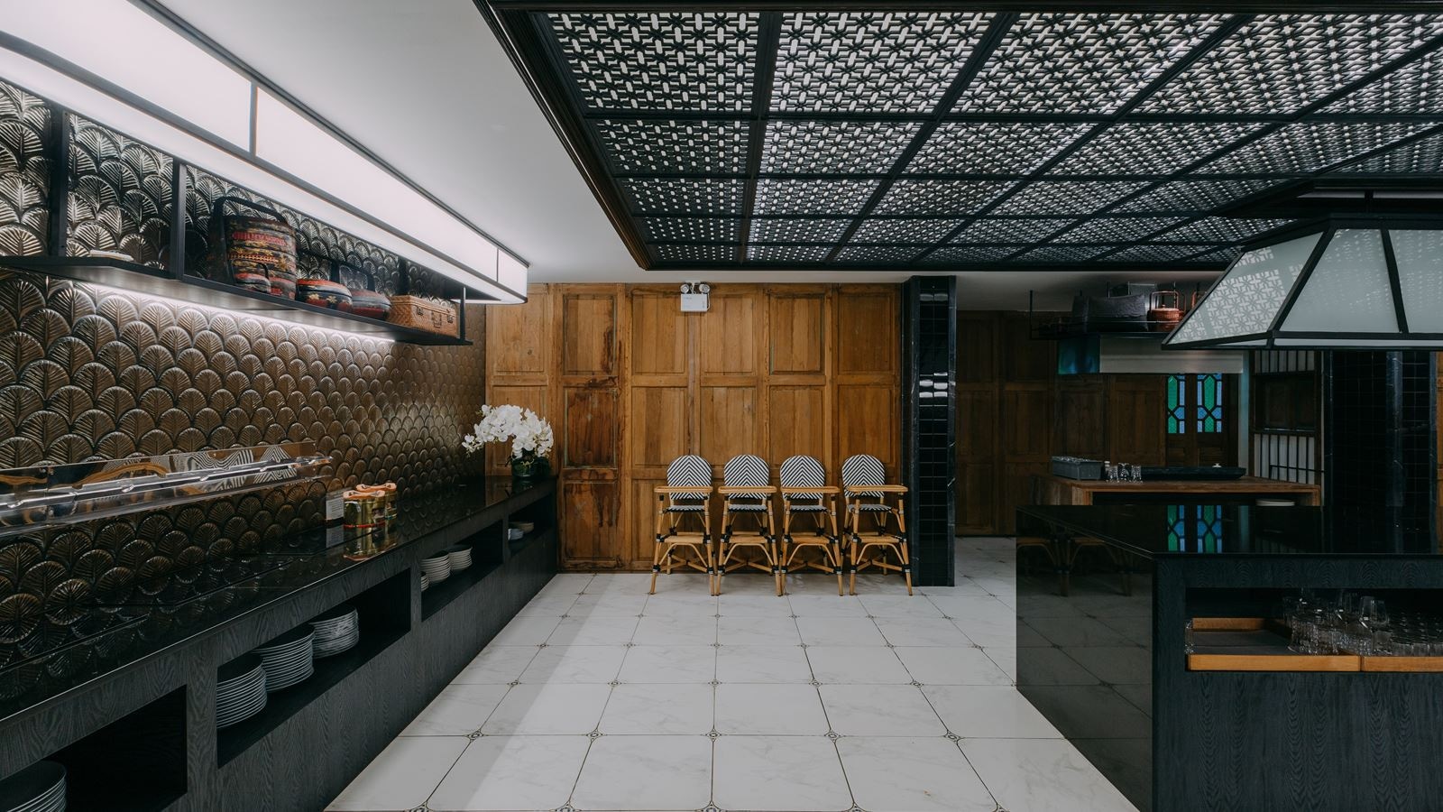 restaurants-the-blue--white-restarant