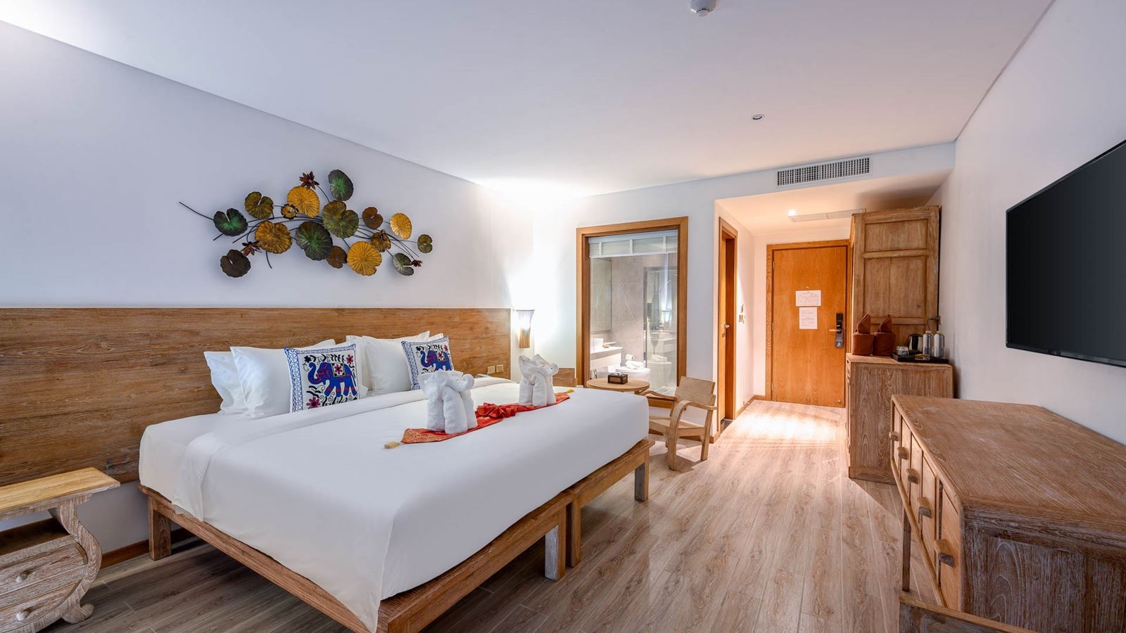 rooms-grand-deluxe-kingside-bed