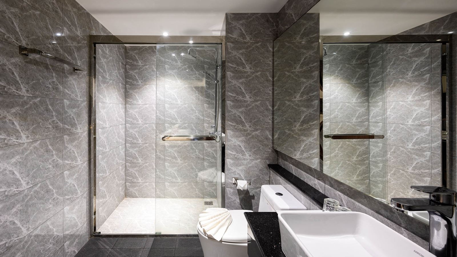 rooms-grand-deluxe-kingside-bed