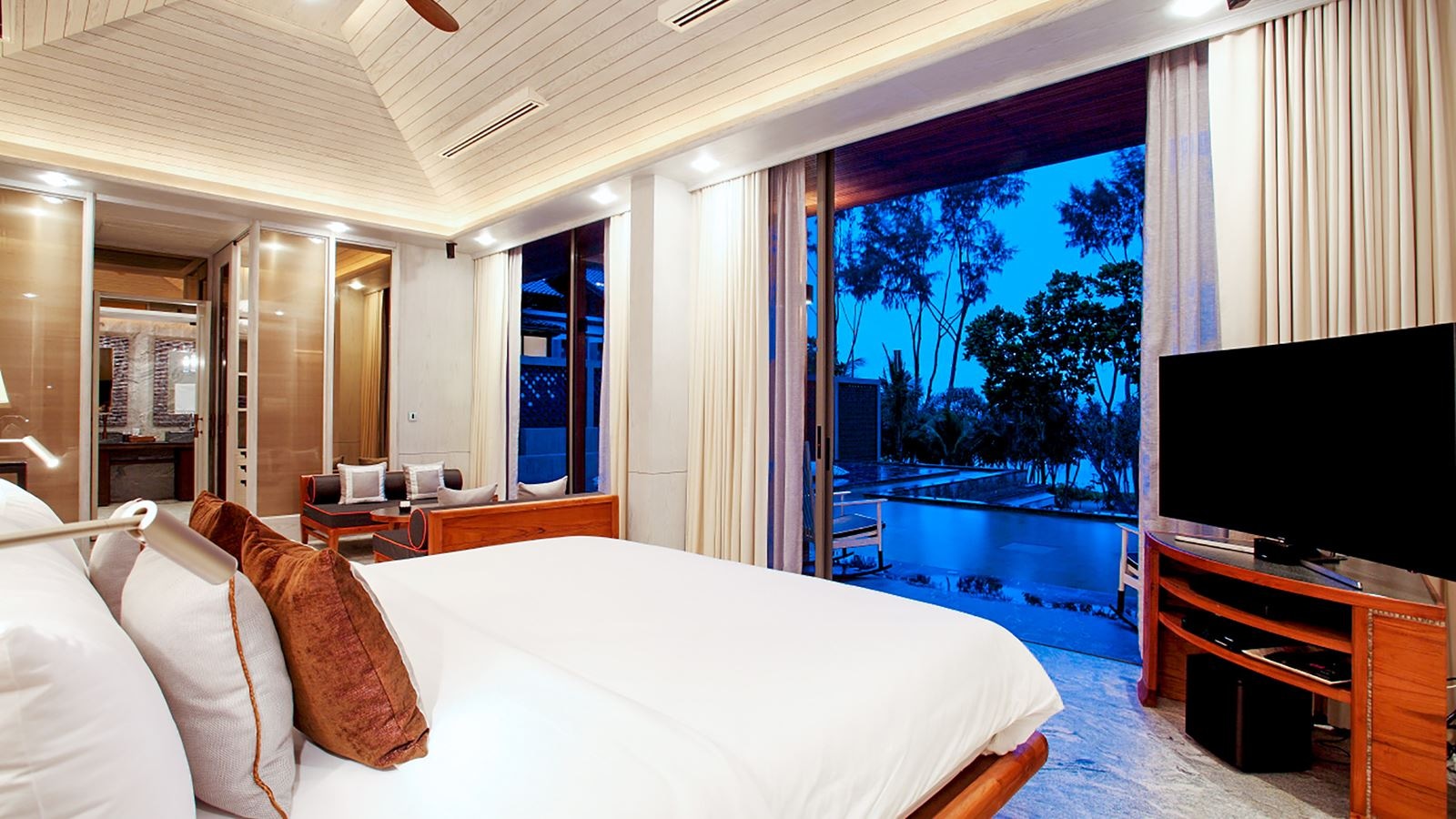 rooms-five-bedroom-beach-front--pool-villa