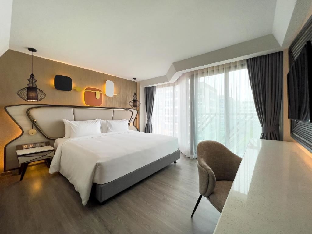 rooms-deluxe-king-bed-room