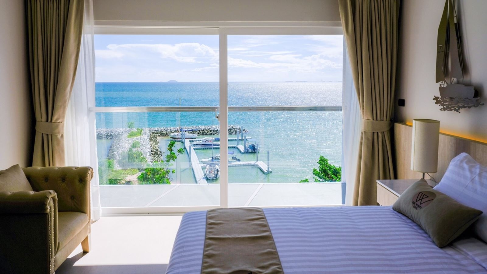 rooms-deluxe-double-seaview