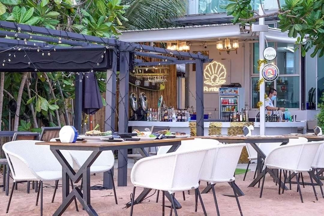 bars-the-bistro-beach-sea-bird-club