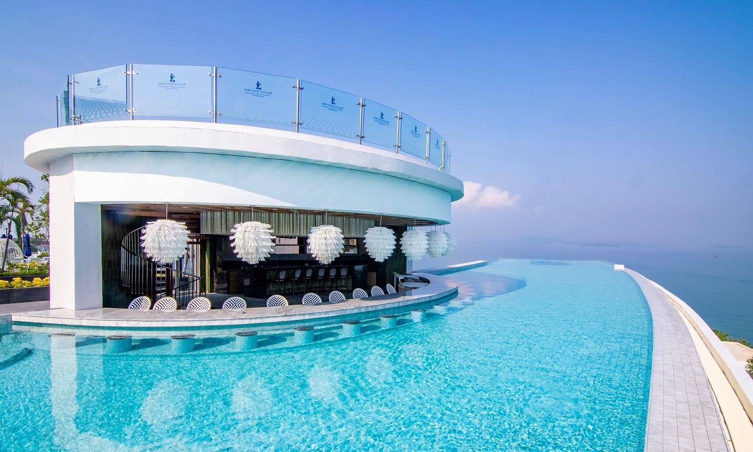 bars-the-bar-at-beach-hotel