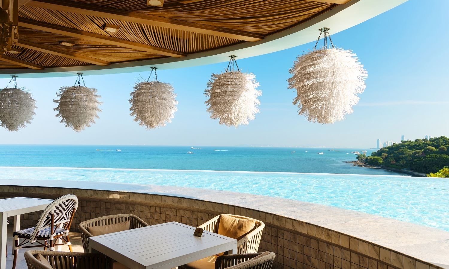 bars-the-bar--royal-cliff-beach-hotel