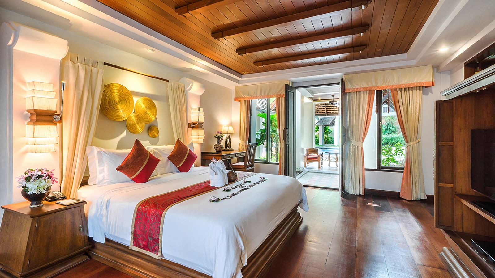 rooms-grand-suite-pool-view