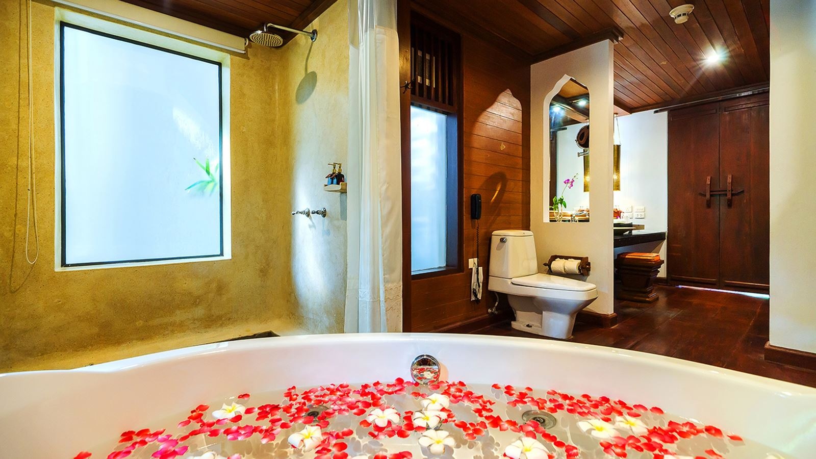 rooms-grand-suite-pool-view