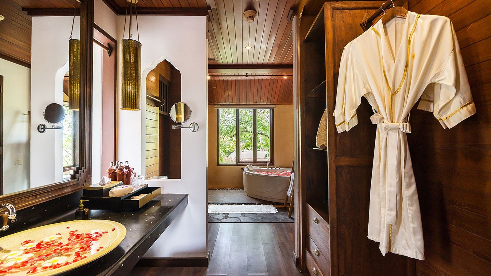 rooms-royal-suite-garden-view