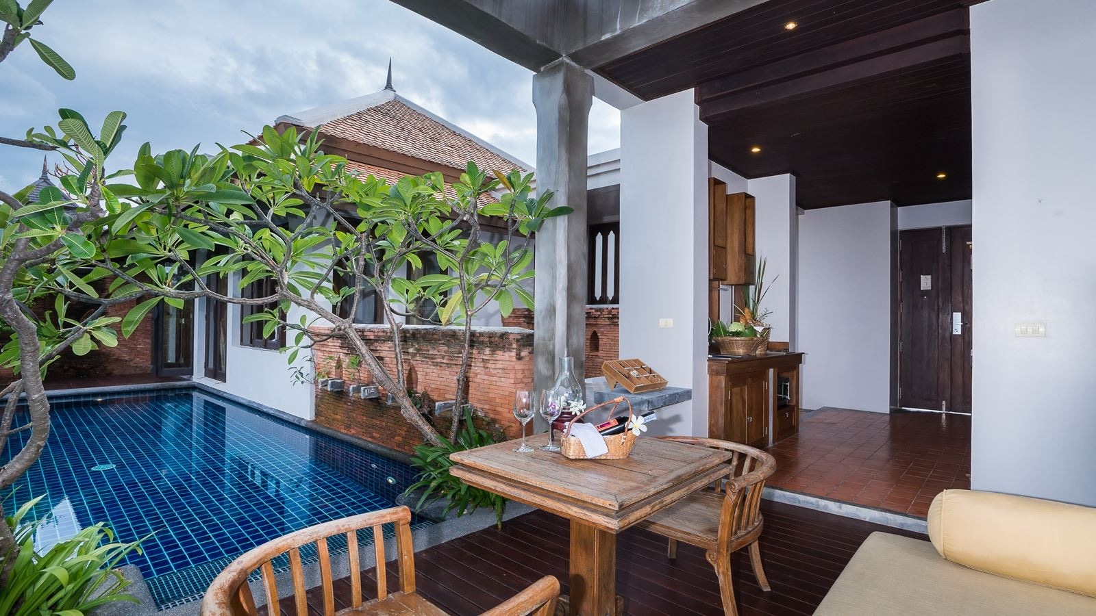 rooms-pool-villa-garden-view