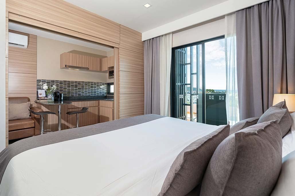 rooms-grand-deluxe-seaview-room