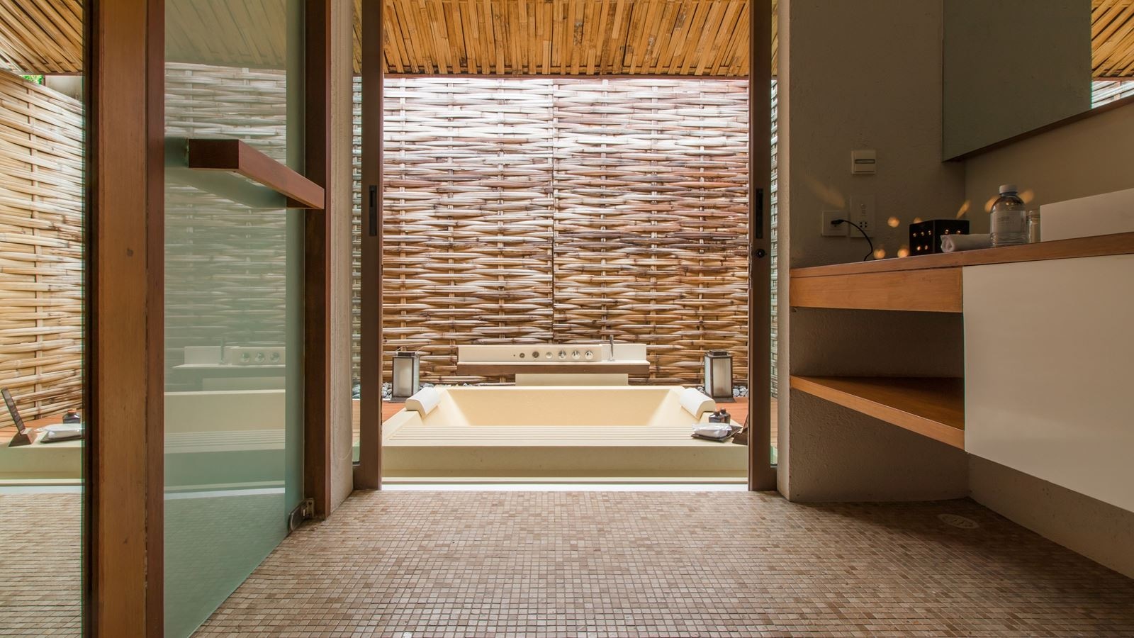rooms-oceanbed-jacuzzi-villa