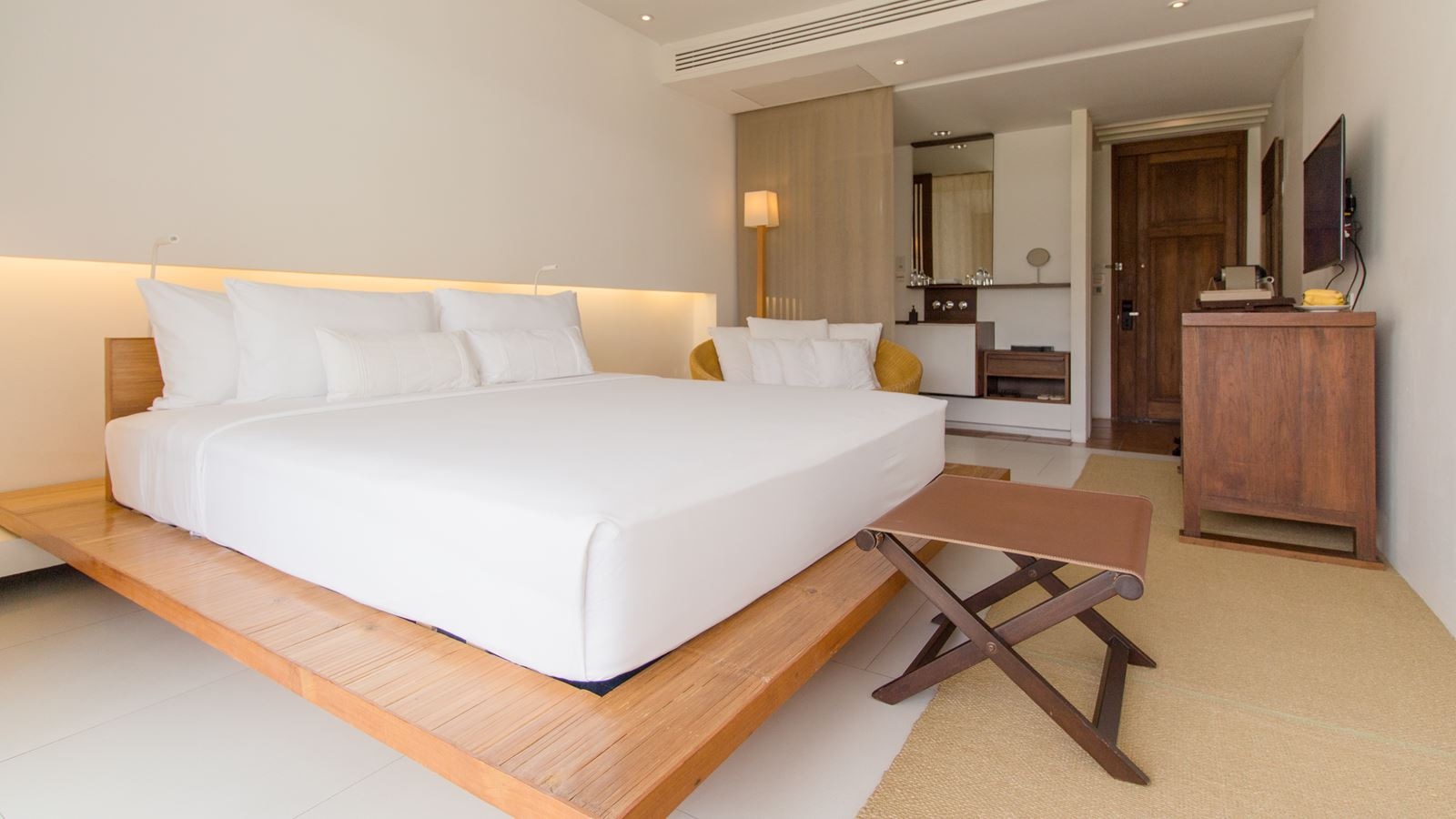 rooms-silksand-room-king-bed