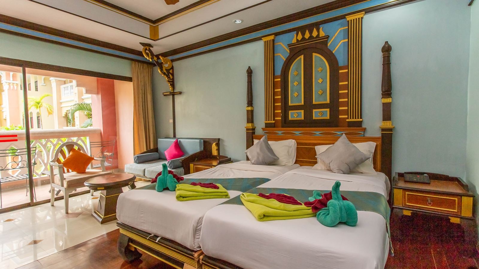 rooms-suite-pool-view