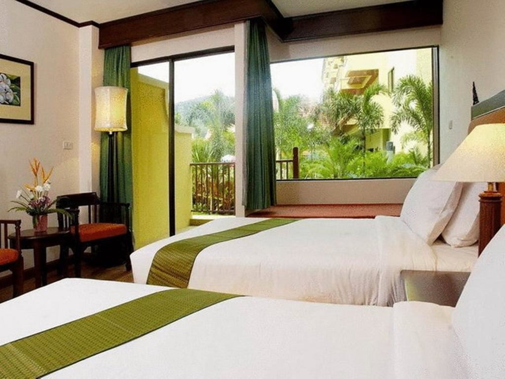 rooms-pool-access-room