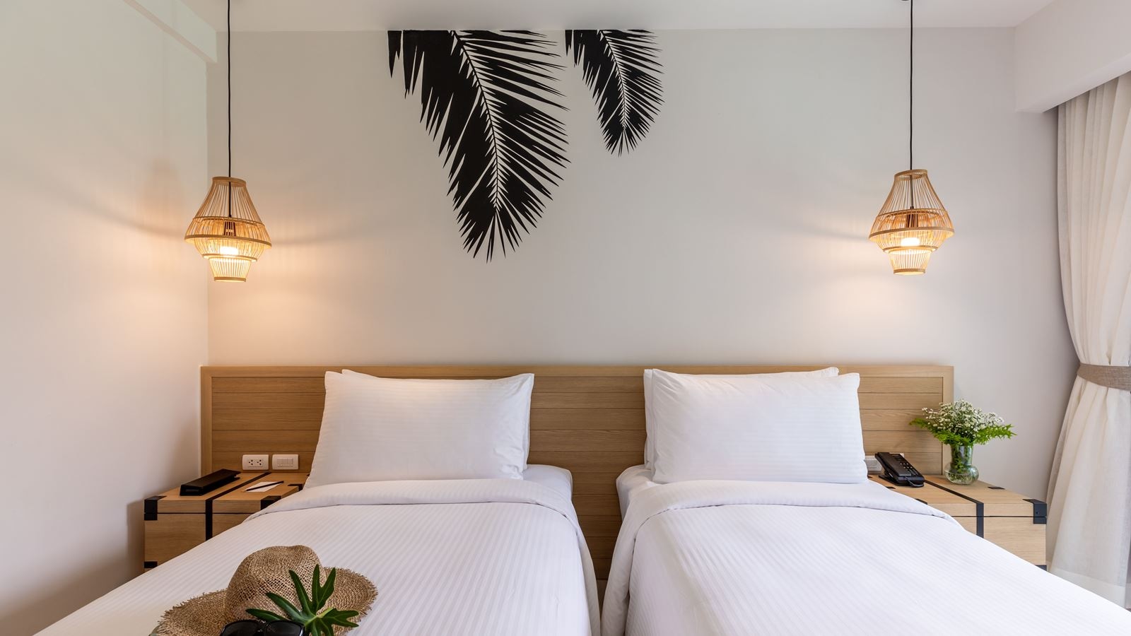 rooms-deluxe-pool-access-room-twin-bed