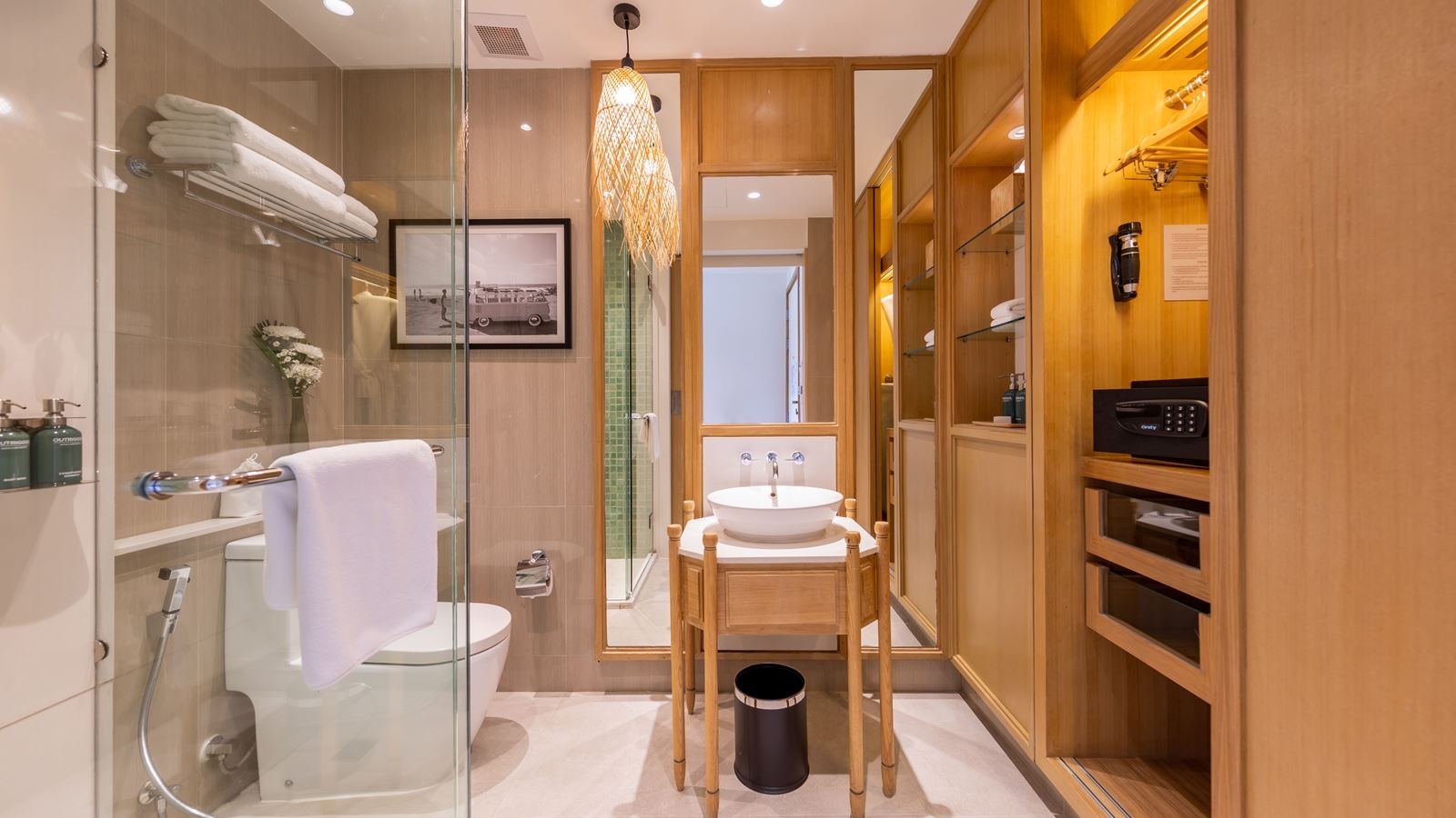 rooms-superior-pool-view-room-king-bed