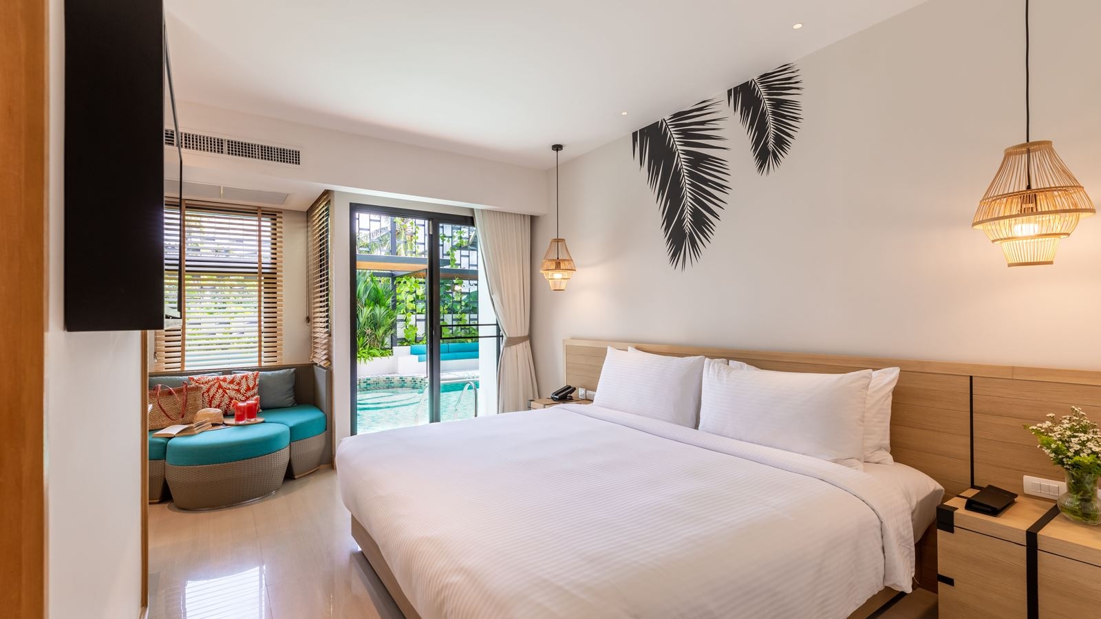 rooms-deluxe-pool-access-room-king-bed