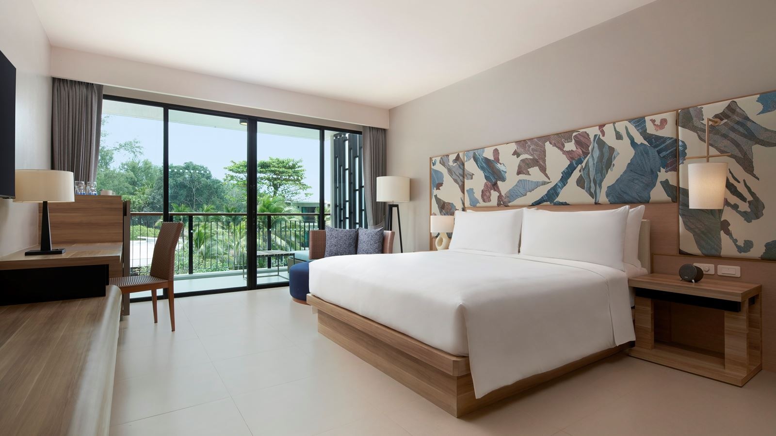 rooms-deluxe-pool-view