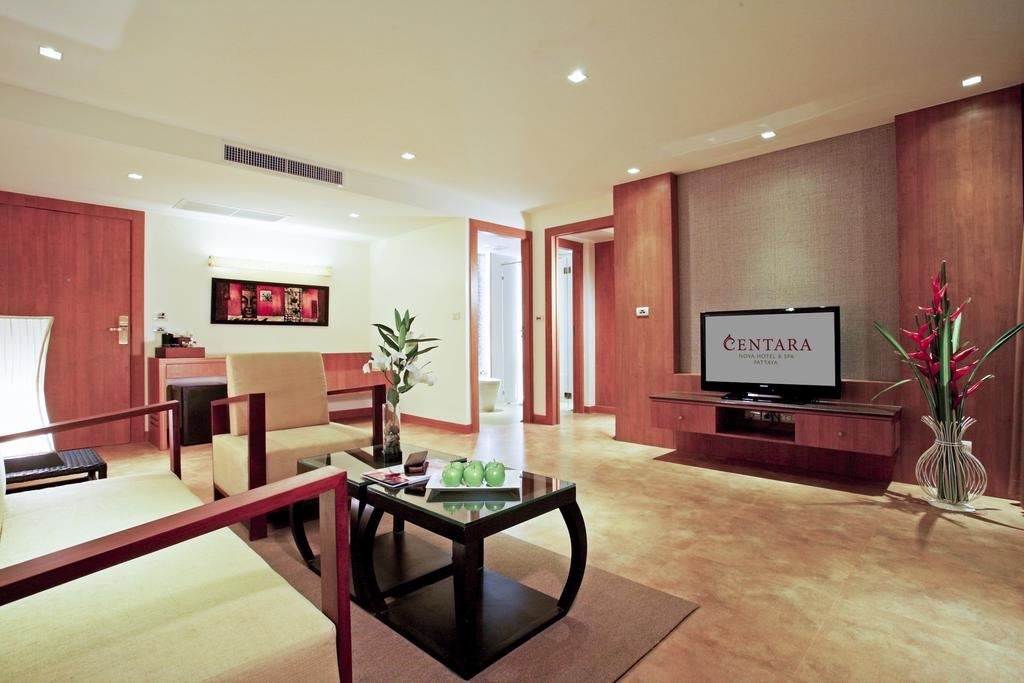 rooms-deluxe-suite-pool-view