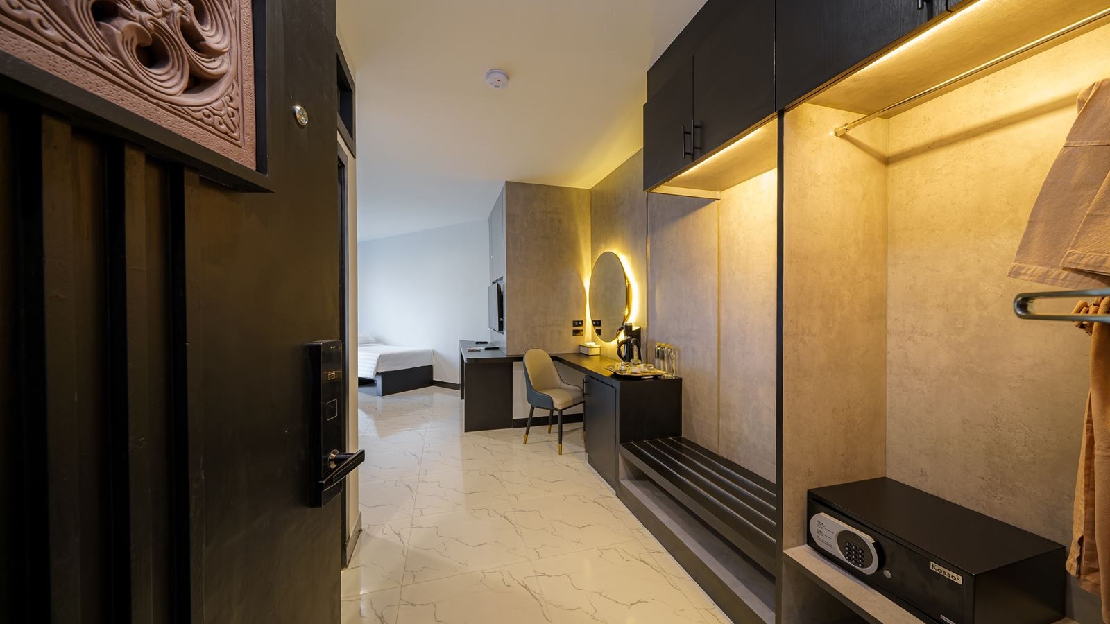 rooms-junior--suite-pool-view