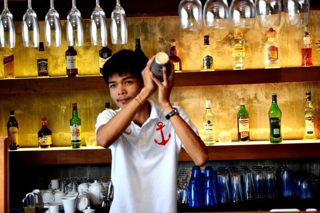 bars-by-the-sun-pool-bar