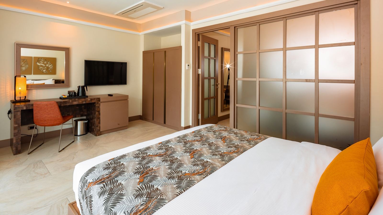 rooms-family-deluxe-room-pool-access