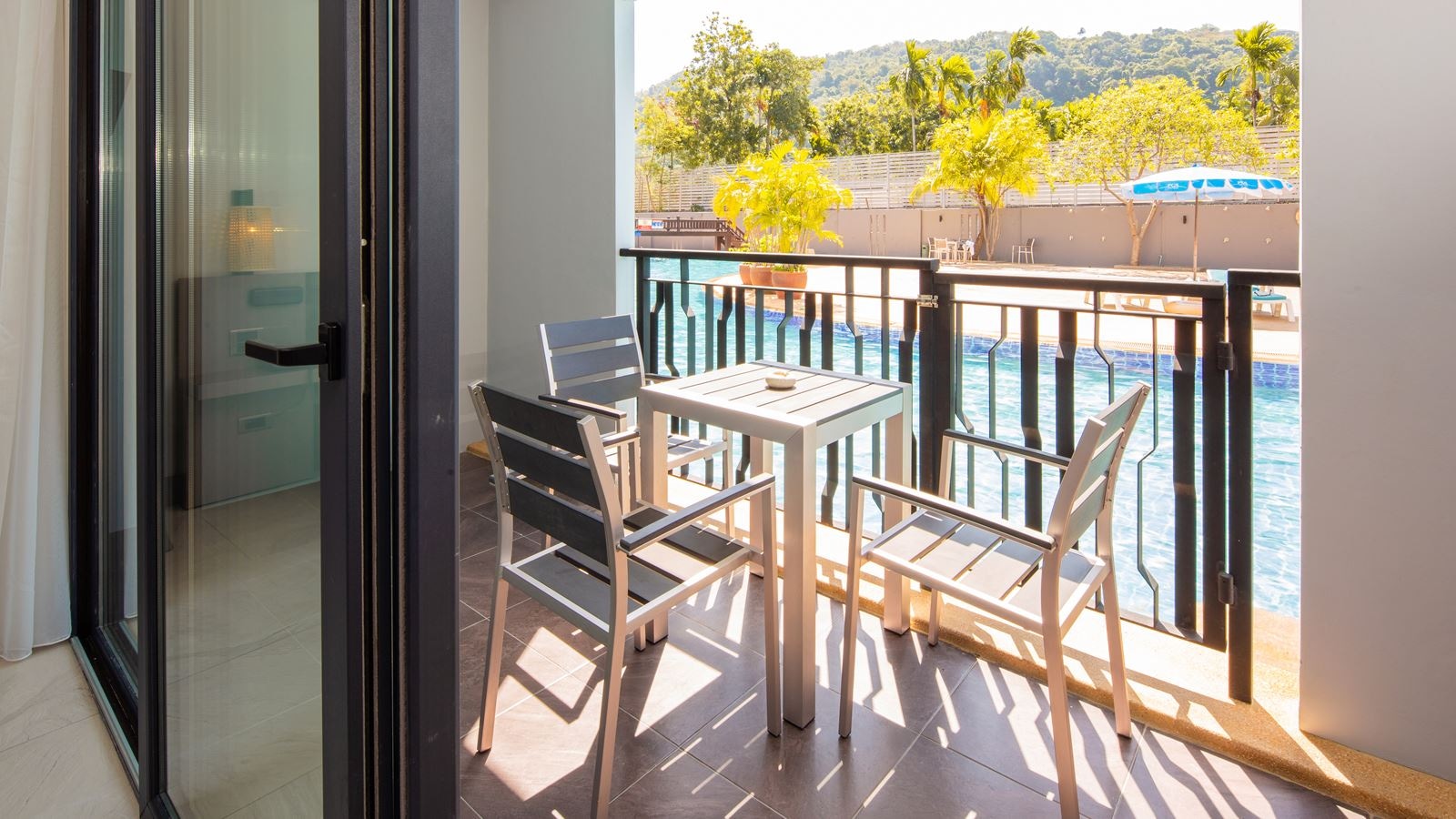 rooms-family-deluxe-room-pool-access