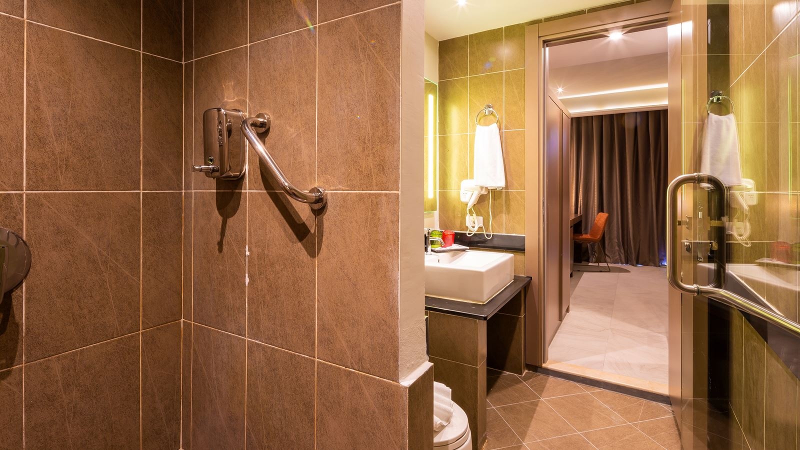 rooms-family-deluxe-room-pool-access