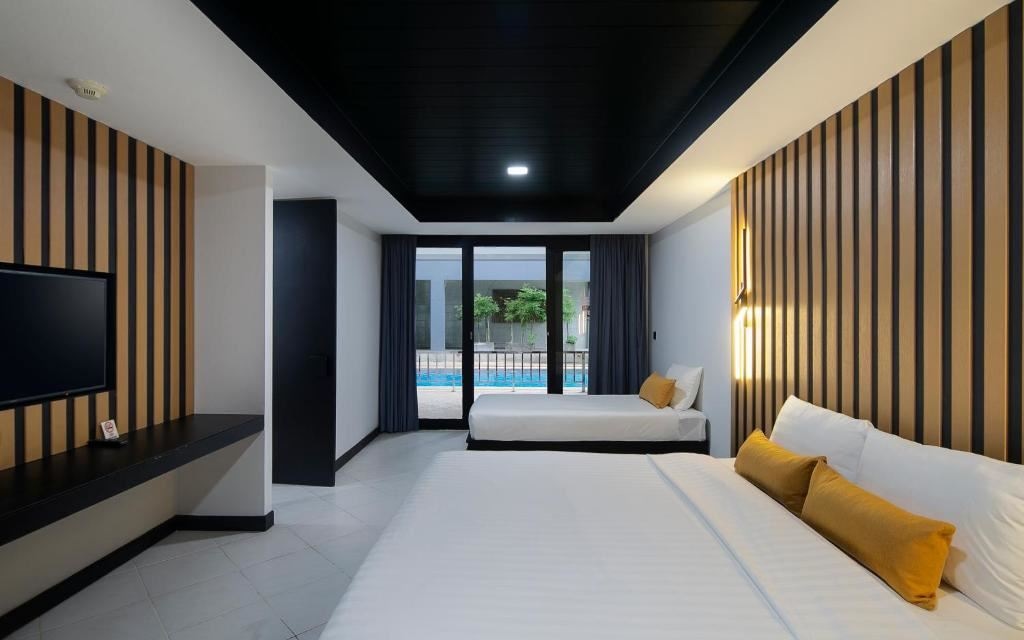 rooms-deluxe-room-pool-access