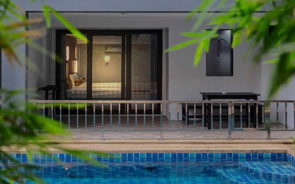 rooms-deluxe-room-pool-access