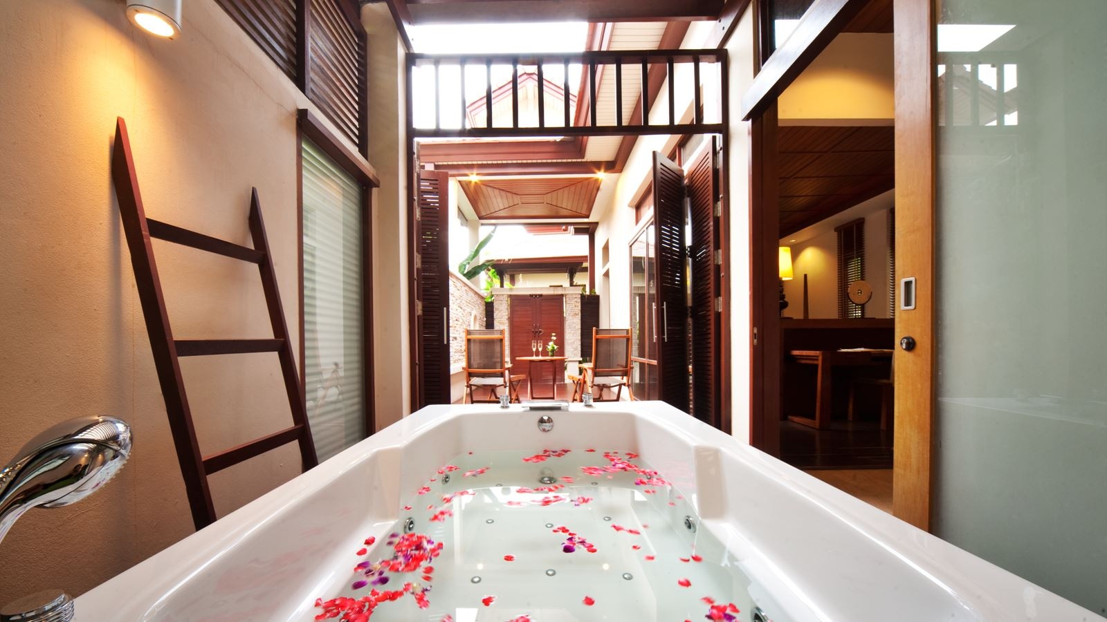 rooms-jacuzzi-villa
