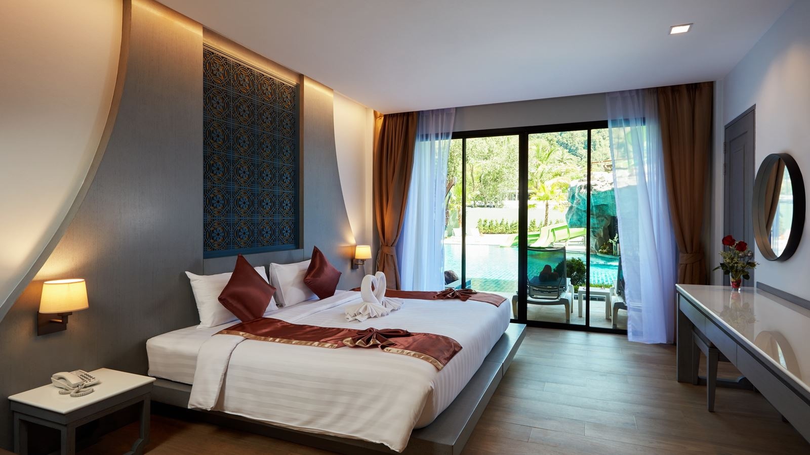 rooms-pool-access-fantasy