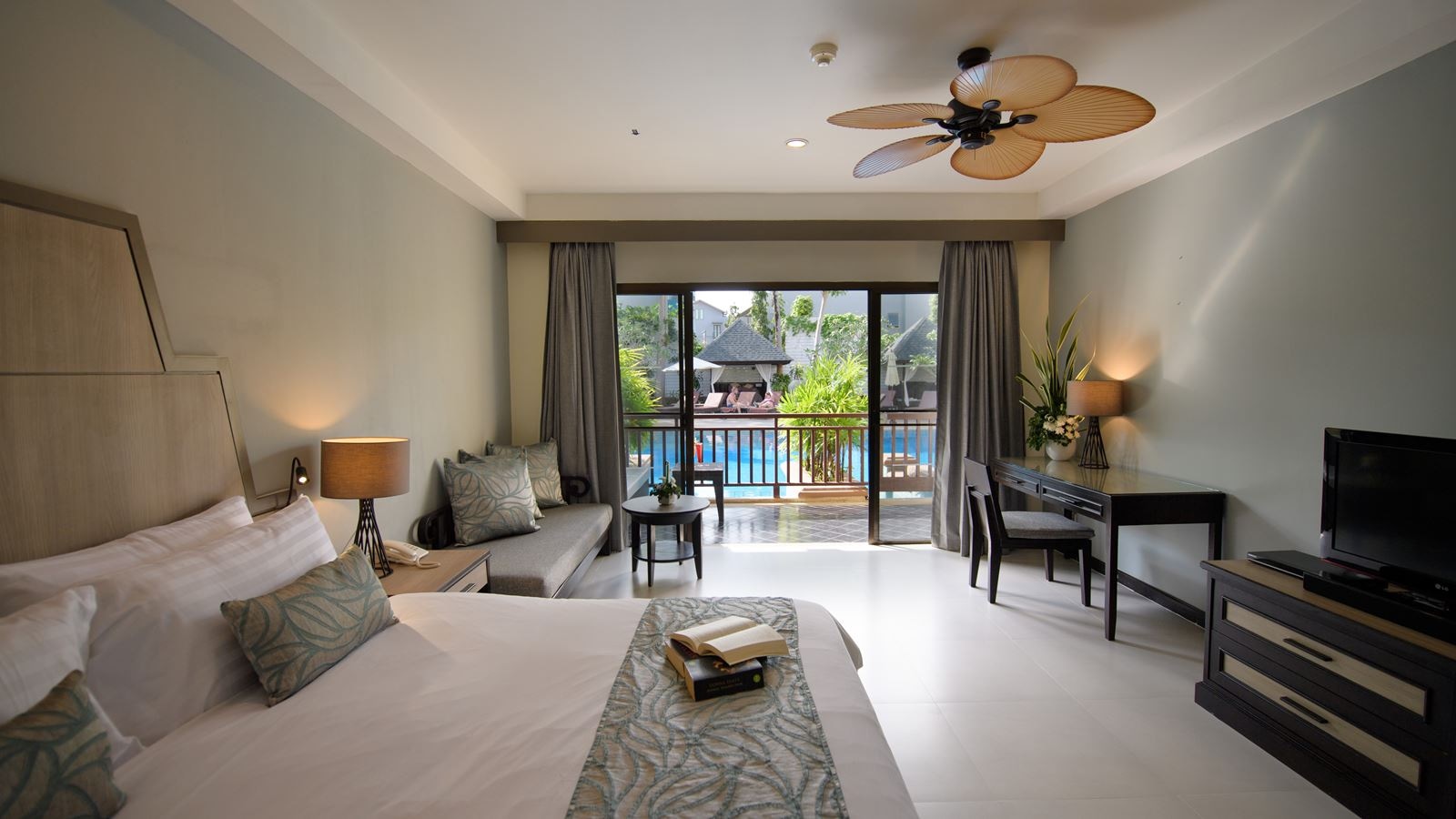 rooms-deluxe-pool-access-jacuzzi