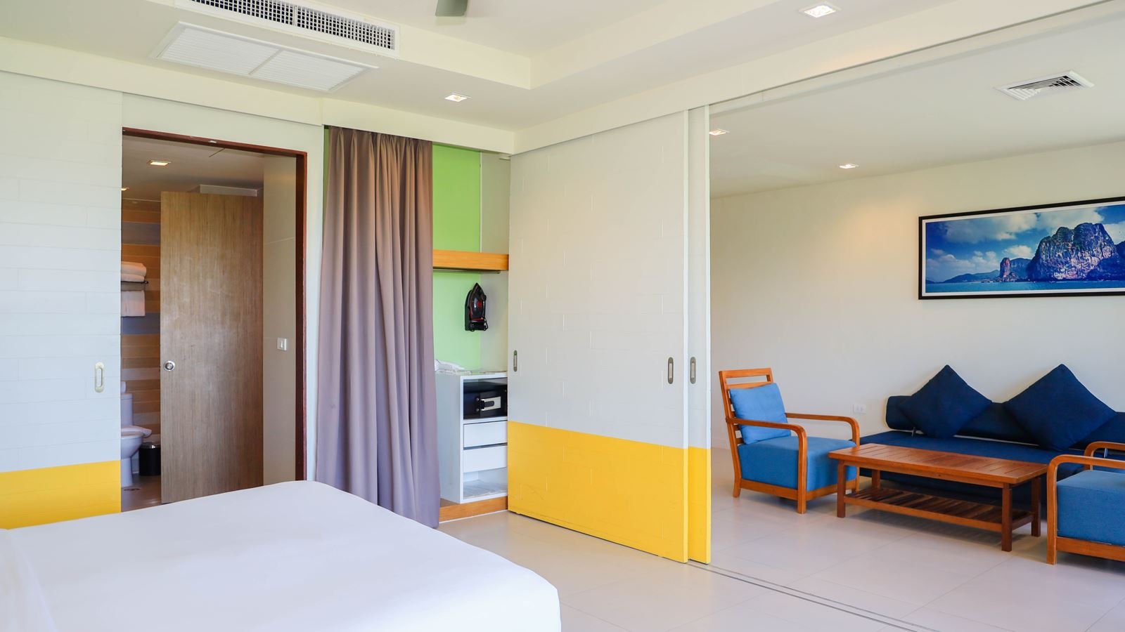 rooms-kids-suite-with-pool-view