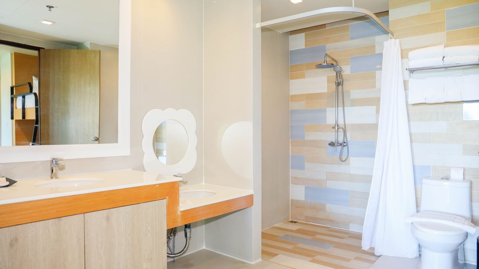 rooms-kids-suite-with-pool-view