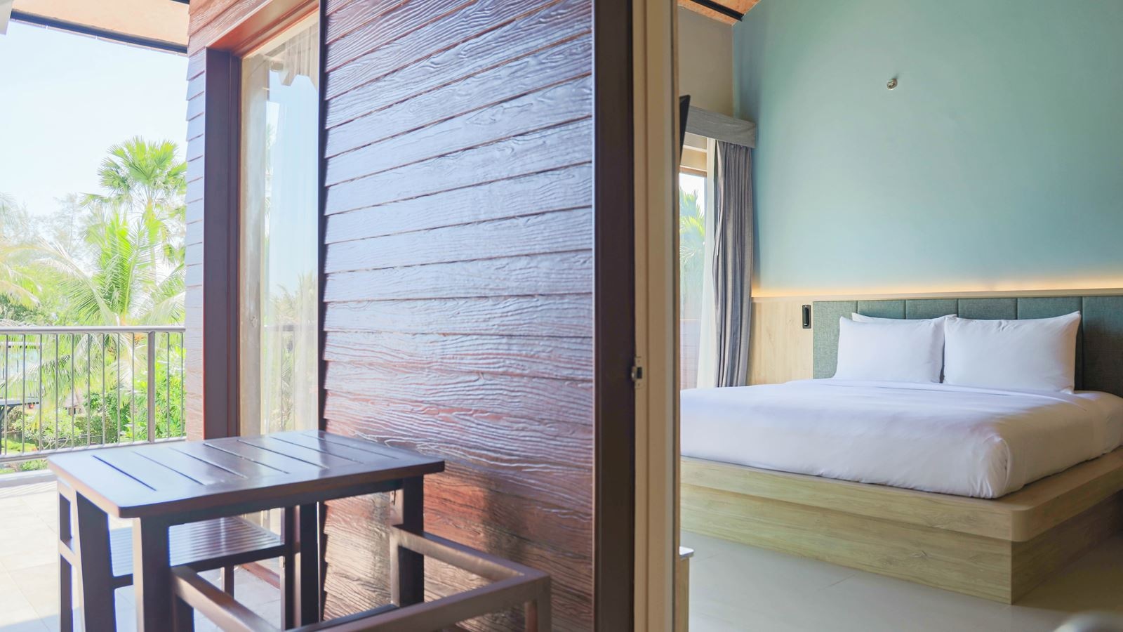 rooms-deluxe-partial-sea-view-room