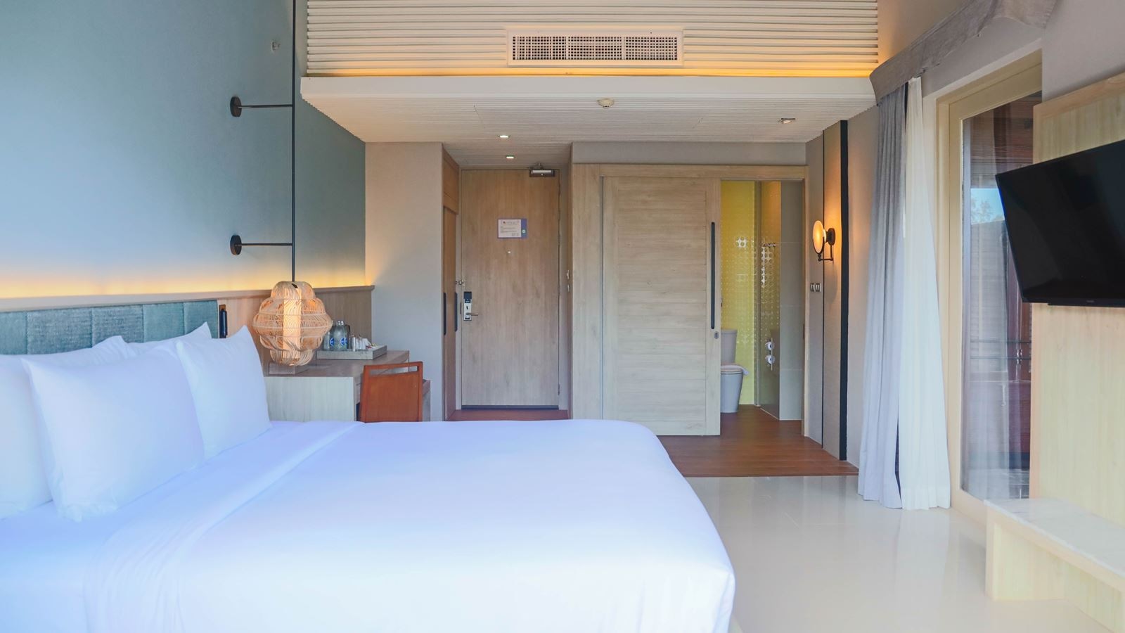 rooms-deluxe-partial-sea-view-room