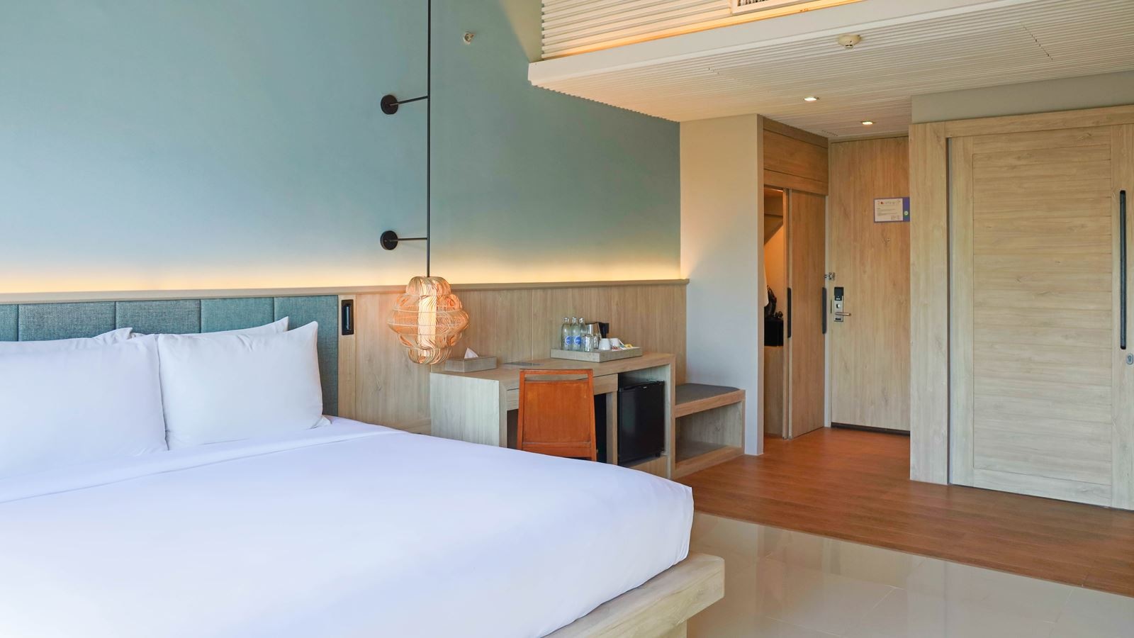 rooms-deluxe-partial-sea-view-room