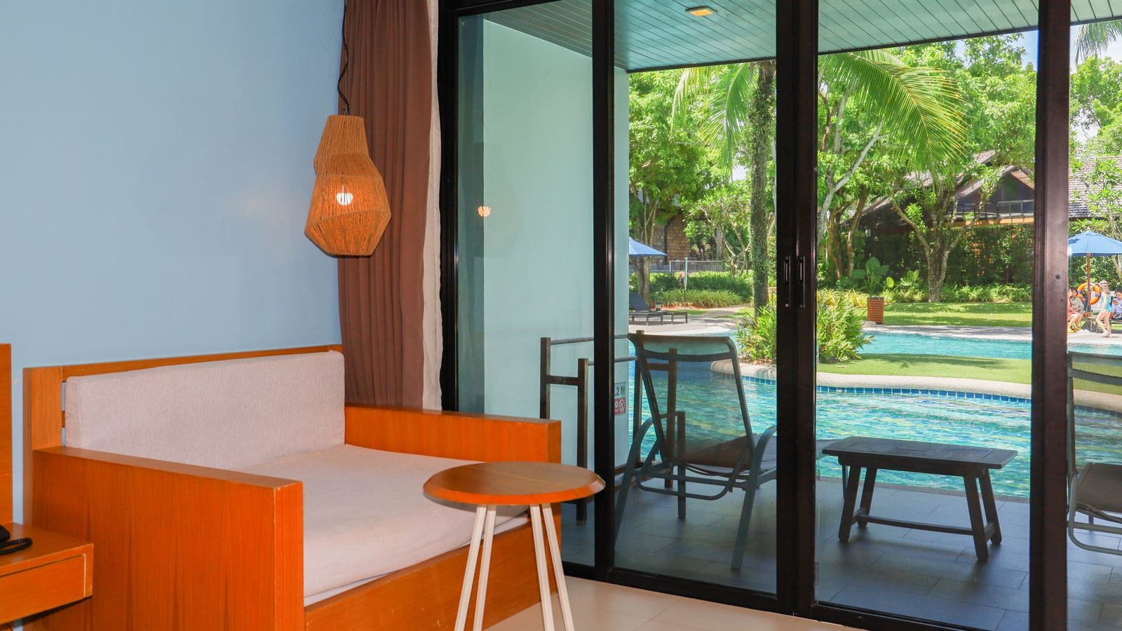 rooms-family-pool-access-room