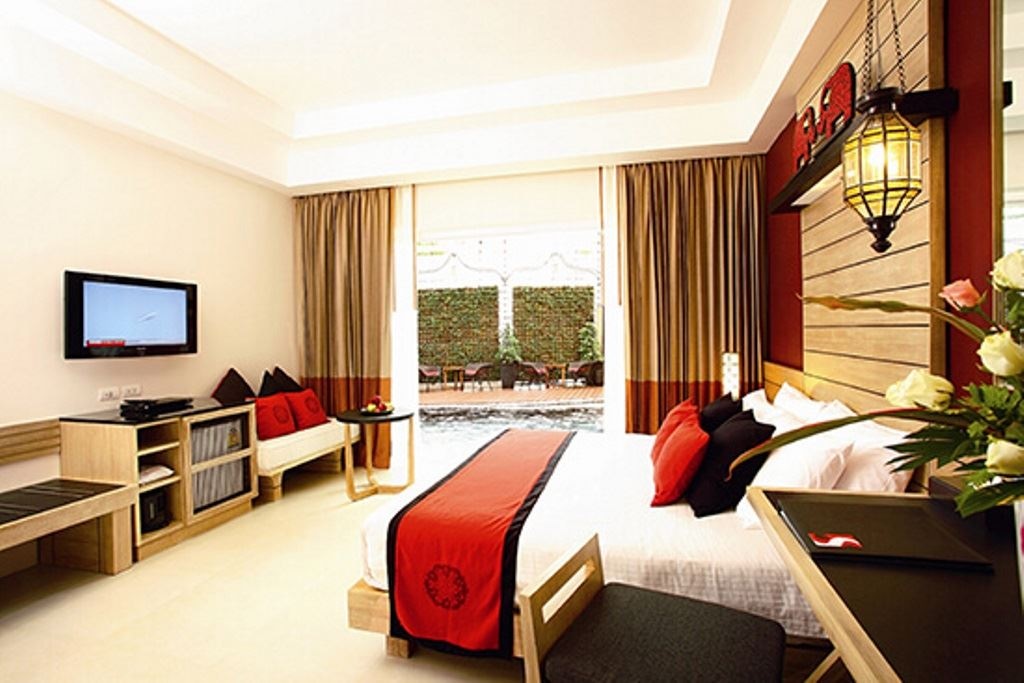 rooms-pool-access-room