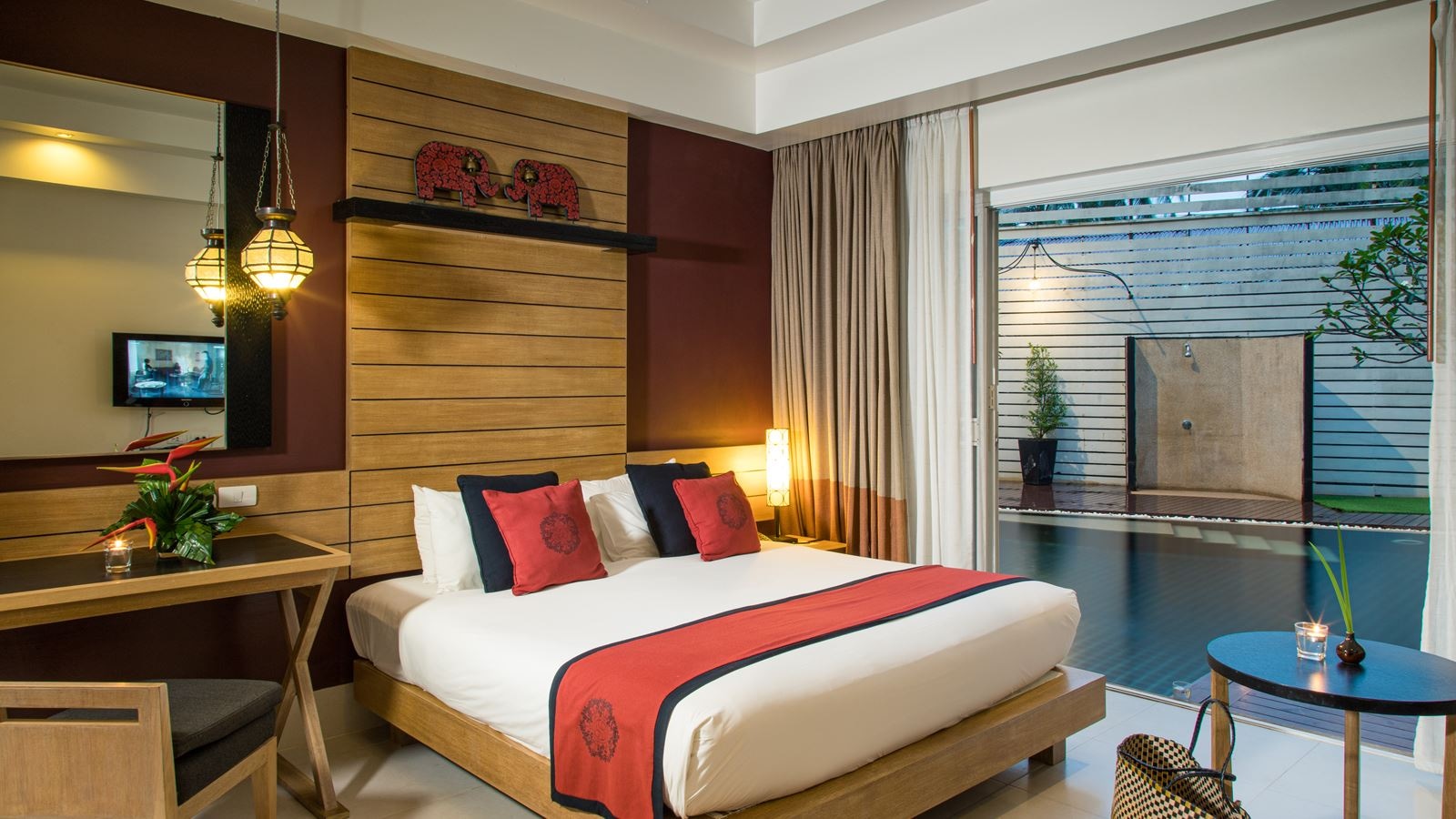 rooms-pool-access-room