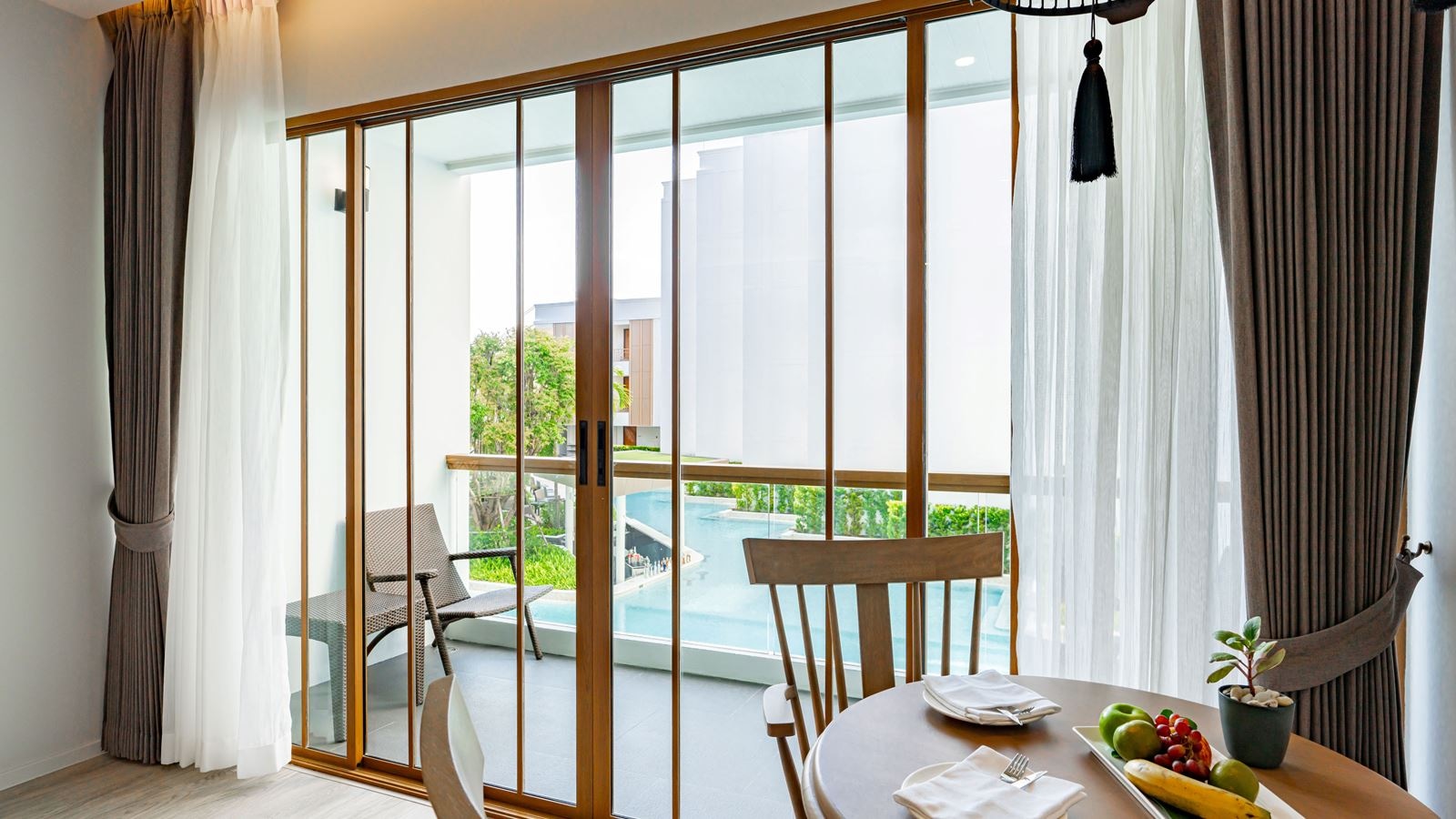 rooms-deluxe-pool-view-room